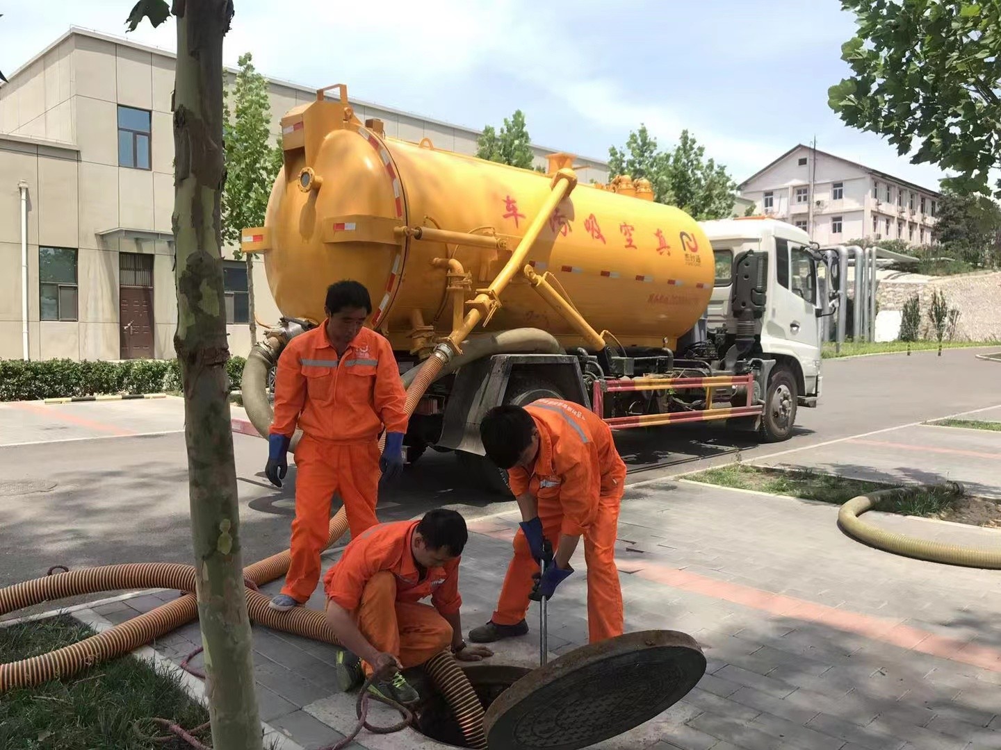 莞城街道管道疏通车停在窨井附近