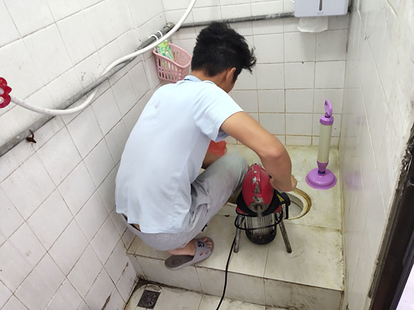 莞城街道管道堵塞冒臭气 专业师傅现场解决问题