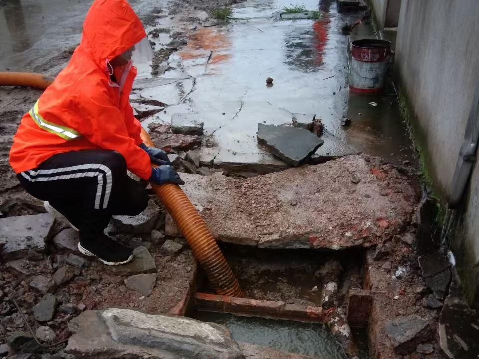 莞城街道专业清理污水池 炜誉市政以规范流程守护城市 “肠道”