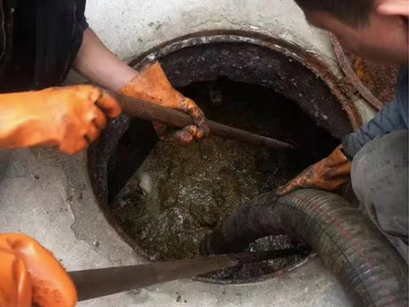 莞城街道清理化粪池时如何避免沼气的危害？